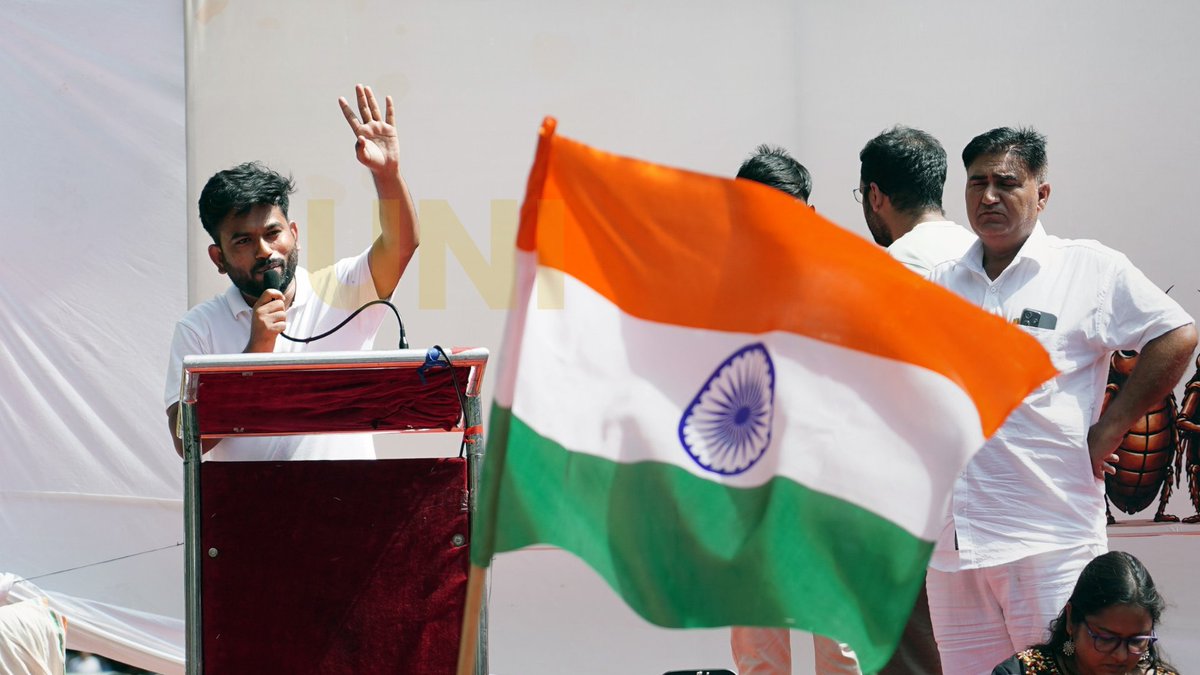 UNI_Photos's tweet photo. In Photos | Founder of the Cockroach Janta Party (CJP) Abhijeet Dipke addressed the supporters demanding the resignation of Union Minister Dharmendra Pradhan as the protest continued for the third day at Jantar Mantar in Delhi on Monday (22/06).

📸: Ritik Sharma / UNI

@CJP_for_India | @abhijeet_dipke | #AbhijeetDipke | #DharmendraPradhan | #JantarMantarProtest | #CockroachJantaParty | #Delhi | #DharmendraPradhan | #UNI
