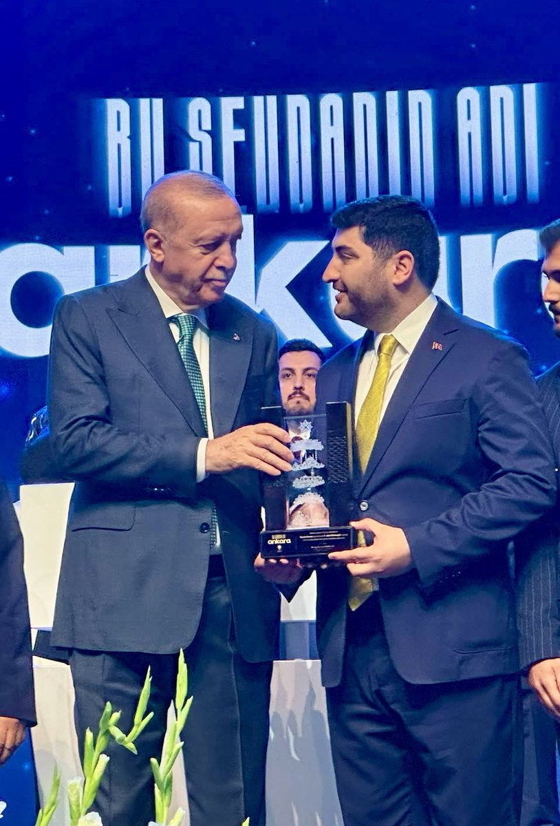 aketimesgut06's tweet photo. 📍 ATO Congresium

“Bu Sevdanın Adı Ankara” temasıyla İl Başkanlığımız tarafından, Genel Başkanımız ve Cumhurbaşkanımız Sayın @RTErdogan 'ın teşrifleriyle gerçekleştirilen AK Parti Ankara Teşkilat Buluşması’nda; üye çalışmaları kapsamında elde ettiğimiz başarı neticesinde Ankara genelinde 2. sırada yer almanın gururunu yaşadık.

Bu anlamlı başarıyı, Genel Başkanımız ve Cumhurbaşkanımız Sayın Recep Tayyip Erdoğan’ın takdim ettiği ödülle taçlandırdık.

Liderimizin ortaya koyduğu Türkiye Yüzyılı vizyonu doğrultusunda; birlik ve beraberlik içerisinde, azimle, kararlılıkla ve durmaksızın çalışmaya devam edeceğiz.
#AKPartiEtimesgut #SankazanYasin #TürkiyeYüzyılı