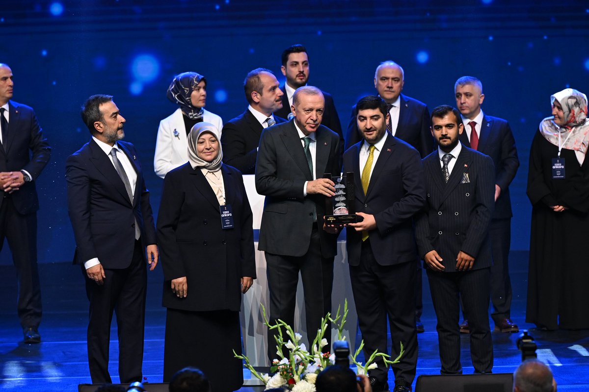 aketimesgut06's tweet photo. 📍 ATO Congresium

“Bu Sevdanın Adı Ankara” temasıyla İl Başkanlığımız tarafından, Genel Başkanımız ve Cumhurbaşkanımız Sayın @RTErdogan 'ın teşrifleriyle gerçekleştirilen AK Parti Ankara Teşkilat Buluşması’nda; üye çalışmaları kapsamında elde ettiğimiz başarı neticesinde Ankara genelinde 2. sırada yer almanın gururunu yaşadık.

Bu anlamlı başarıyı, Genel Başkanımız ve Cumhurbaşkanımız Sayın Recep Tayyip Erdoğan’ın takdim ettiği ödülle taçlandırdık.

Liderimizin ortaya koyduğu Türkiye Yüzyılı vizyonu doğrultusunda; birlik ve beraberlik içerisinde, azimle, kararlılıkla ve durmaksızın çalışmaya devam edeceğiz.
#AKPartiEtimesgut #SankazanYasin #TürkiyeYüzyılı