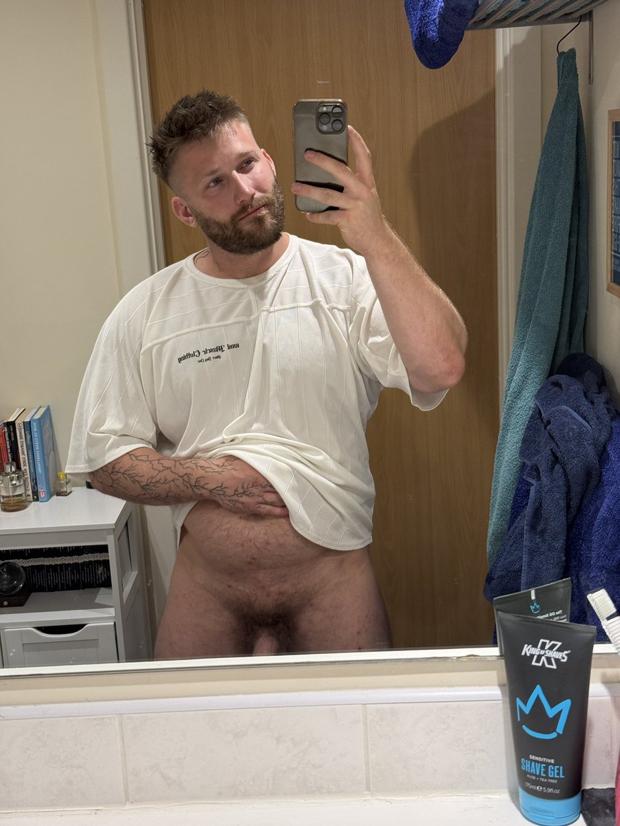 HarvStonebridge's tweet photo. Need a good boy to come give me a hand… or a mouth 😏 https://t.co/CXo7Cg2a3y