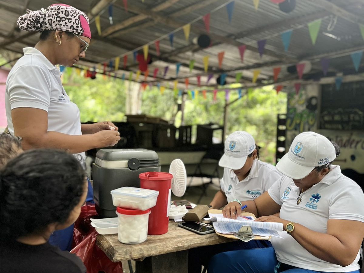 ESEALPROREV's tweet photo. 🚐🤍🩵La Unidad Móvil de la E.S.E. Alejandro Próspero Reverend llegó a la vereda El Canal, en Puerto Mosquito, brindando servicios de vacunación, odontología, crecimiento y desarrollo, entre otros. Seguimos acercando la salud a cada rincón de Santa Marta. 
#NosUneLaSalud https://t.co/OL4h9bAPj5