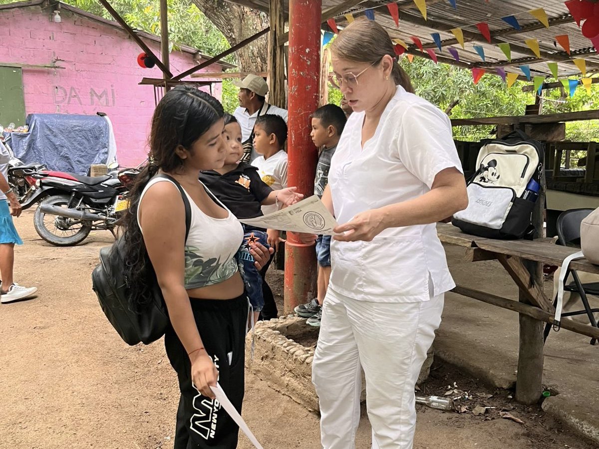 ESEALPROREV's tweet photo. 🚐🤍🩵La Unidad Móvil de la E.S.E. Alejandro Próspero Reverend llegó a la vereda El Canal, en Puerto Mosquito, brindando servicios de vacunación, odontología, crecimiento y desarrollo, entre otros. Seguimos acercando la salud a cada rincón de Santa Marta. 
#NosUneLaSalud https://t.co/OL4h9bAPj5