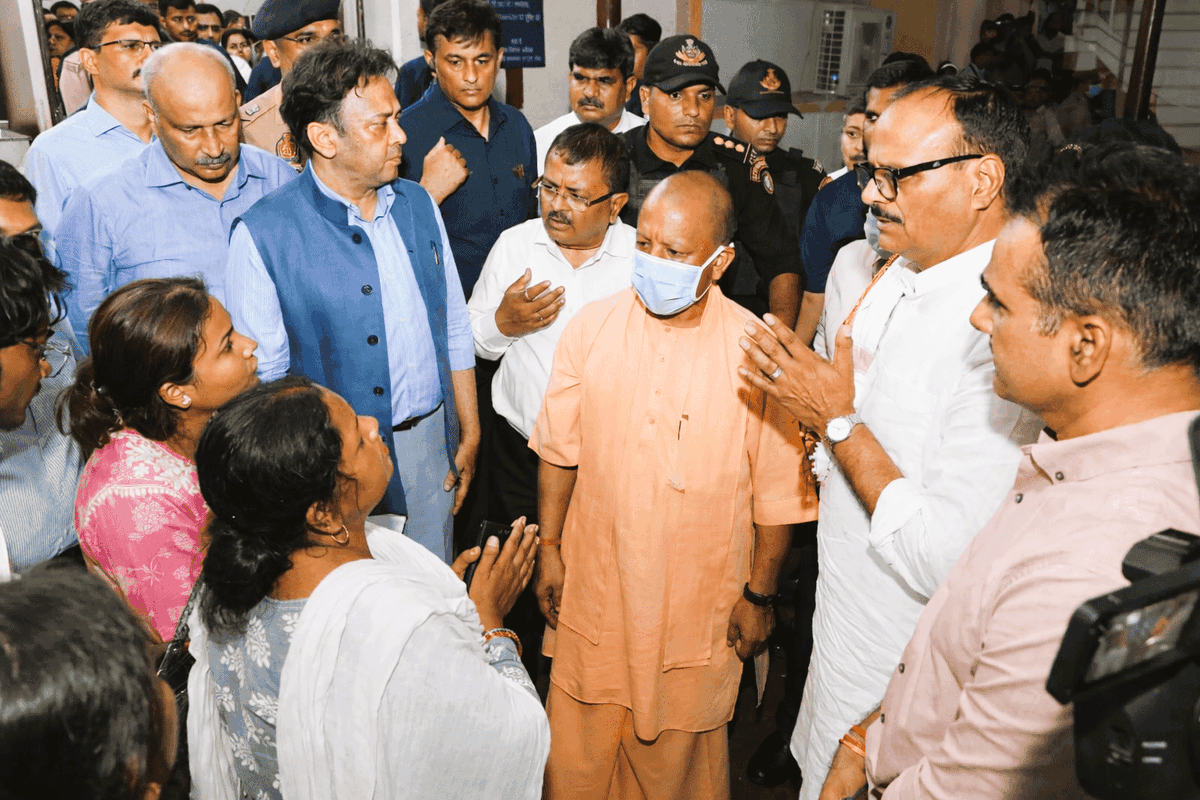 Ambuj_t_Lko's tweet photo. Aliganj Fire: CM Yogi announces ₹5 lakh for families of deceased, ₹50,000 for injured, also cancels all Tuesday programs
https://t.co/YZlkv0j8Dl @lkopolice @fireserviceup @CMOfficeUP #Lucknowfire #coachingfire #lossoflife #children #Lucknow #UttarPradesh #CMYogi https://t.co/NKef7U2SE4