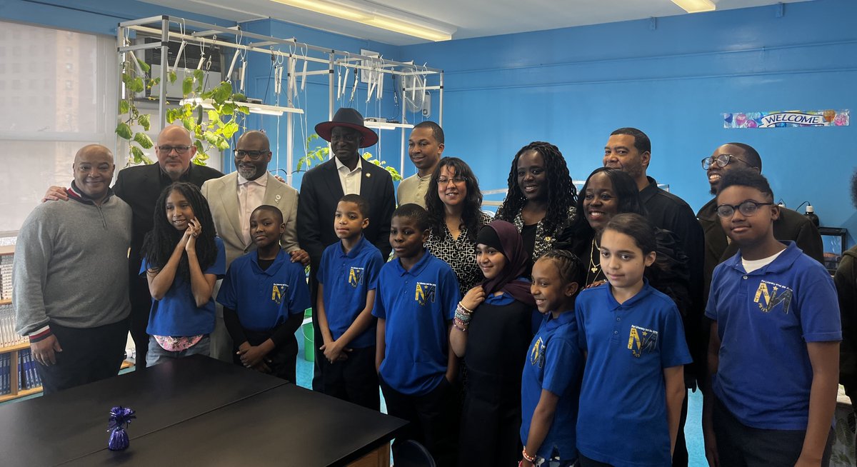 NYsunworks's tweet photo. At @PS123MJackson and @ps149m, students are exploring real-world scientific applications through lessons in their hydroponic classrooms. Thanks to @CMYusefSalaam, these young New Yorkers are gaining a greater appreciation for sustainable food systems! https://t.co/SOZR11SAZd