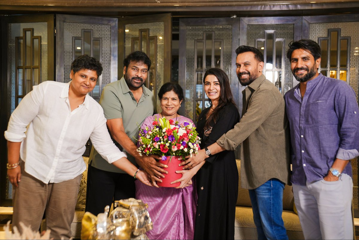 TralalaPictures's tweet photo. A MEGA BANGAARAM MOMENT ✨

Megastar @KChiruTweets Garu and #Surekha Garu appreciated the entire team of #MaaIntiBangaaram on the special success ❤️

Watch the BLOCKBUSTER 𝐒𝐀𝐌BHAVAM #MaaIntiBangaaram in theatres today ❤‍🔥

Book your tickets now!
🎟️ https://t.co/TZrpwAkZcj

@TralalaPictures @Samanthaprabhu2 #RajNidimoru #NandiniReddy @himankd @gulshandevaiah @diganthmanchale @gautamitads @VasanthMaringa1 @MukhiSree @Actor_Gavireddy @MenonSita @Music_Santhosh @omdop @Dharmi_edits