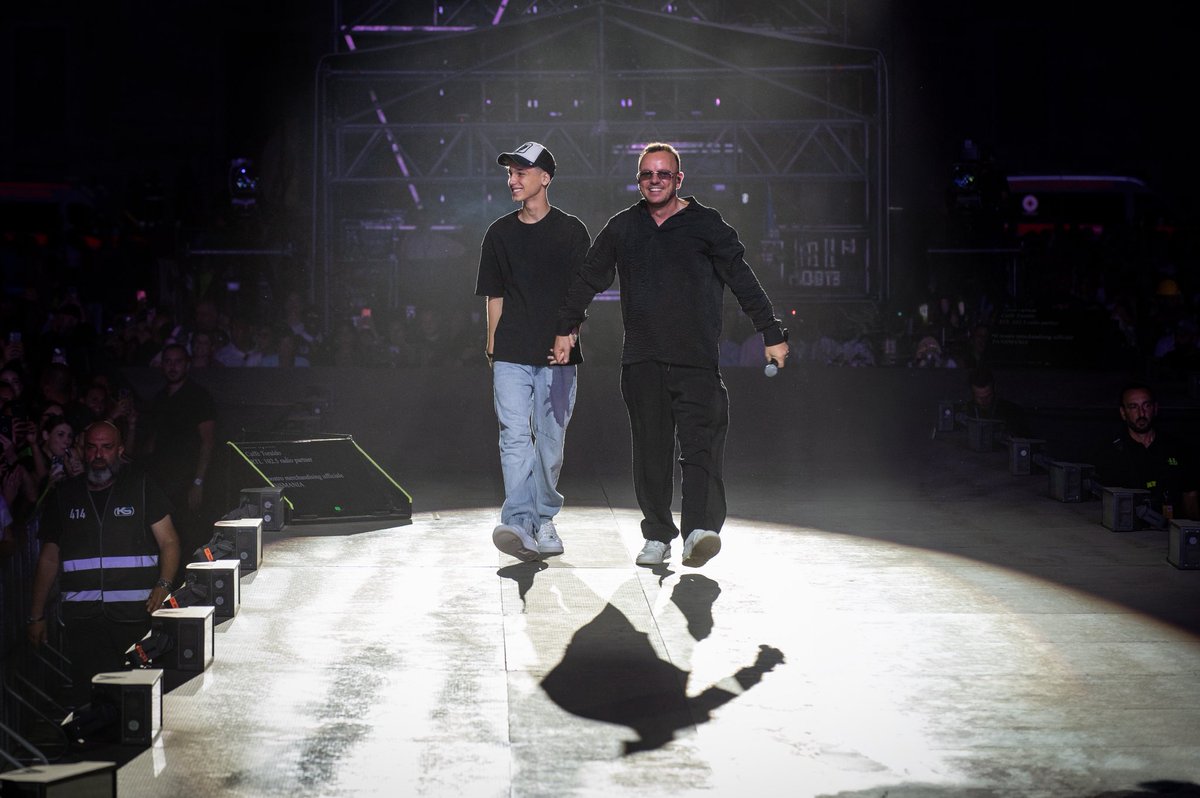 _GigiDAlessio_'s tweet photo. Con la serata di ieri si è conclusa quest’avventura incredibile di dieci concerti alla Reggia di Caserta. Un record, il nostro record 🤩
Grazie di cuore a tutti voi per essere venuti in 100.000 a fare il concerto insieme a me sera dopo sera, è un’emozione che non si può spiegare. https://t.co/rhOE1wonfn