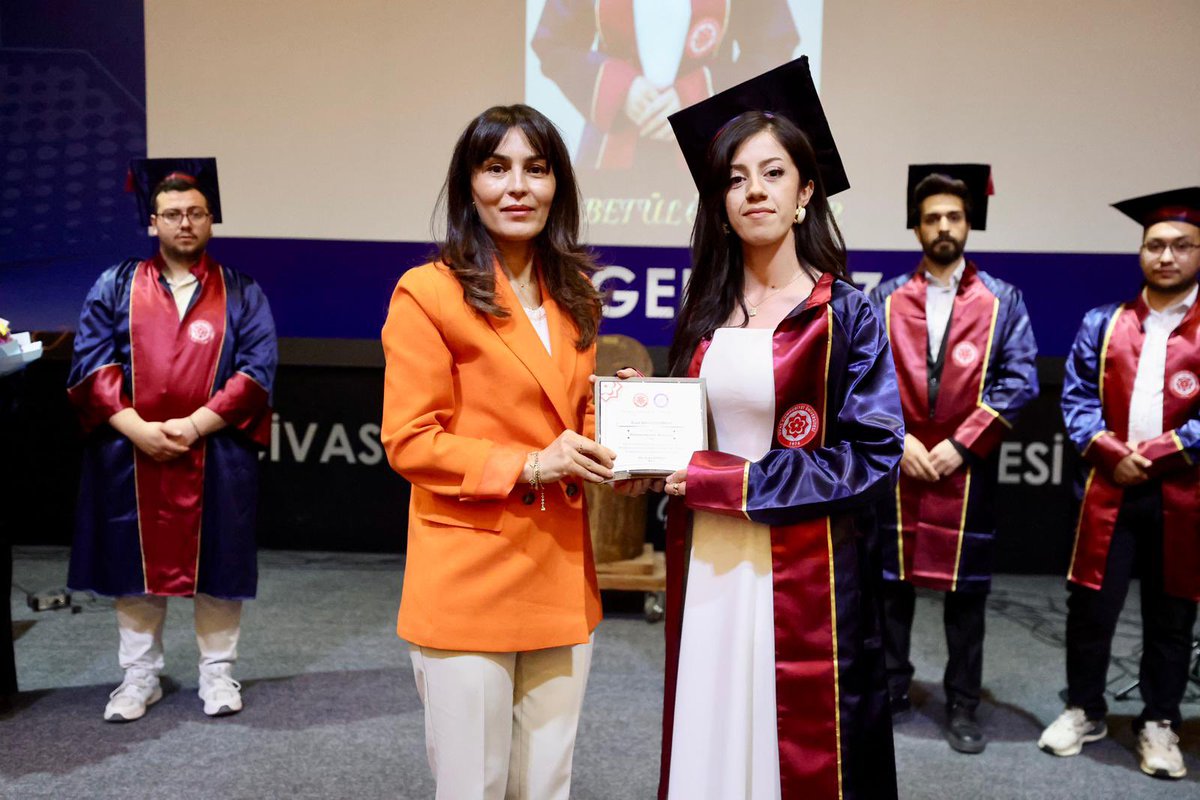 sivasvaliligi's tweet photo. Valimiz Sn. Yılmaz Şimşek’in eşi Dr. Çiğdem Olgun Şimşek Hanımefendi, Sivas Cumhuriyet Üniversitesi Türk Müziği Devlet Konservatuvarı’nın ilk mezunlarını verdiği mezuniyet törenine katıldı. 

Öğrencilerin ve ailelerinin heyecanına ortak olan Hanımefendi Şimşek, program kapsamında mezunlarla bir araya geldi. 

Tören, mezuniyet belgelerinin takdimi ve kep atma seremonisiyle sona erdi.