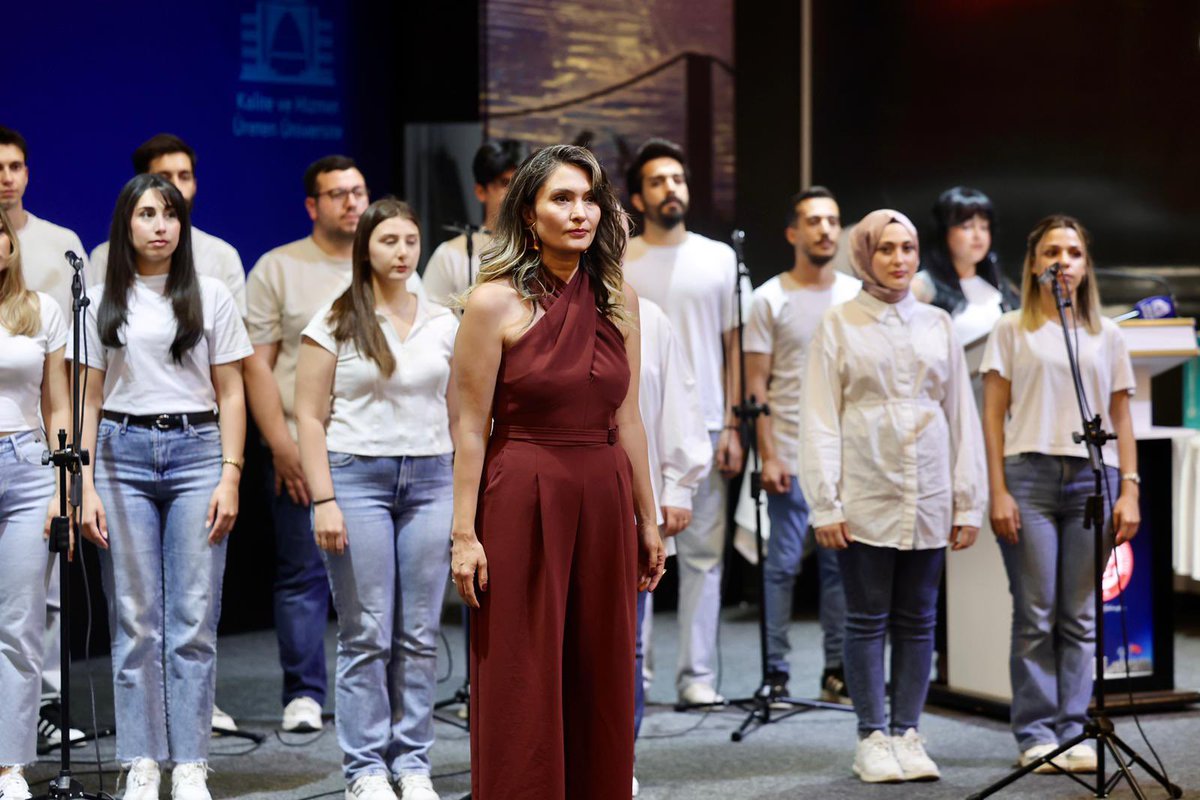 sivasvaliligi's tweet photo. Valimiz Sn. Yılmaz Şimşek’in eşi Dr. Çiğdem Olgun Şimşek Hanımefendi, Sivas Cumhuriyet Üniversitesi Türk Müziği Devlet Konservatuvarı’nın ilk mezunlarını verdiği mezuniyet törenine katıldı. 

Öğrencilerin ve ailelerinin heyecanına ortak olan Hanımefendi Şimşek, program kapsamında mezunlarla bir araya geldi. 

Tören, mezuniyet belgelerinin takdimi ve kep atma seremonisiyle sona erdi.