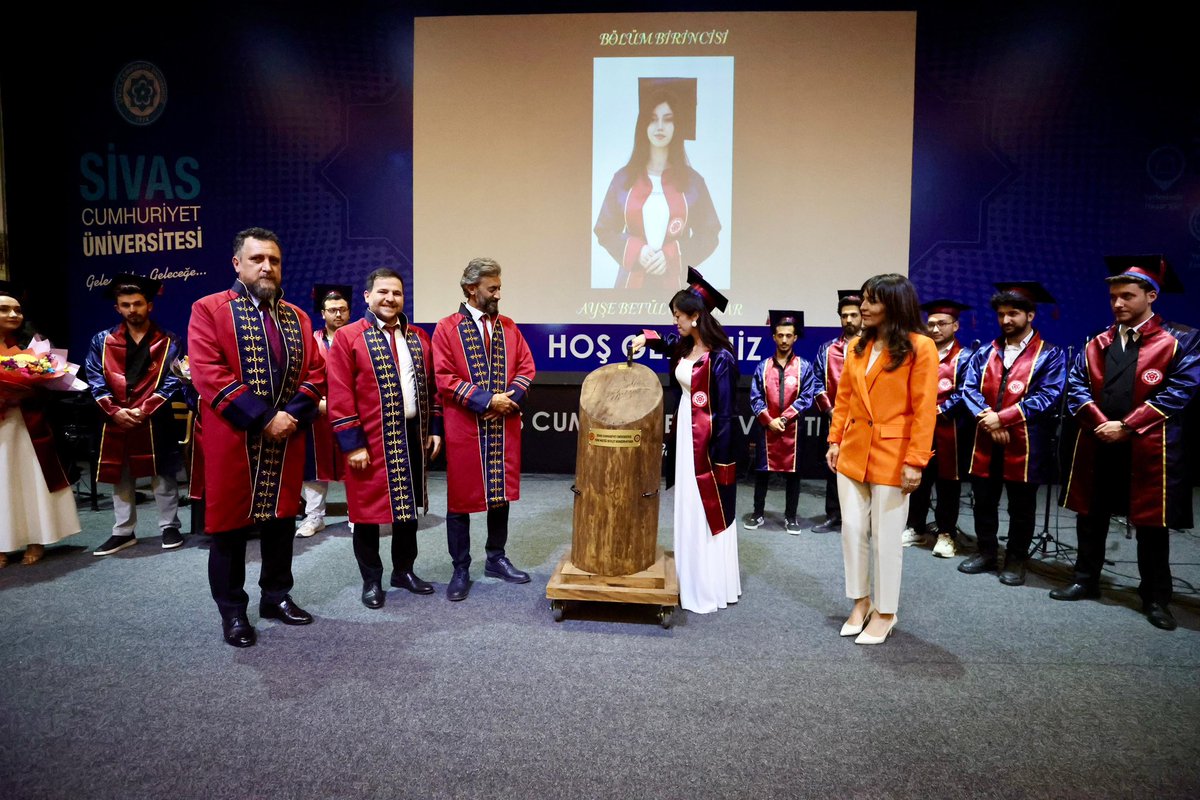 sivasvaliligi's tweet photo. Valimiz Sn. Yılmaz Şimşek’in eşi Dr. Çiğdem Olgun Şimşek Hanımefendi, Sivas Cumhuriyet Üniversitesi Türk Müziği Devlet Konservatuvarı’nın ilk mezunlarını verdiği mezuniyet törenine katıldı. 

Öğrencilerin ve ailelerinin heyecanına ortak olan Hanımefendi Şimşek, program kapsamında mezunlarla bir araya geldi. 

Tören, mezuniyet belgelerinin takdimi ve kep atma seremonisiyle sona erdi.