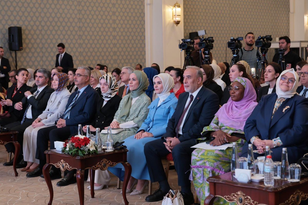 OCIenFr's tweet photo. L'Organisation de coopération islamique (#OCI) a participé à l'ouverture de la troisième session du « #Programme_ALLY pour les futures femmes leaders musulmanes » à Ankara.

Dans le cadre de la présidence actuelle de la République de Turquie de la 51e session du Conseil des ministres des Affaires étrangères, le Secrétariat général de l’Organisation de la coopération islamique a pris part à la cérémonie d’ouverture de haut niveau du programme « ALLY », organisée en partenariat avec les ministères turcs des Affaires étrangères et de la Famille et des Services sociaux.
 Ce programme rassemble un groupe d’élite de jeunes femmes musulmanes leaders issues des États membres, dans le but d’affiner leurs compétences en matière de leadership, de renforcer la solidarité internationale et d’élargir leurs réseaux professionnels.

 Dans son allocution, prononcée par le Dr Abdul Faliyat Ajok, directrice des affaires féminines au sein de l’Organisation, Son Excellence le secrétaire général, M. Hissein Brahim Taha, a salué le rôle de leadership efficace joué par la Turquie et a souligné l’engagement ferme de l’Organisation à soutenir les femmes par le biais de programmes de renforcement des capacités et de ses institutions spécialisées. Il a également exhorté les participantes à tirer le meilleur parti de cette occasion unique pour contribuer efficacement au développement social et économique ainsi qu’à la prospérité de leurs communautés et du monde islamique dans son ensemble.

La cérémonie, à laquelle ont assisté des dignitaires de haut niveau, s’est ouverte par les allocutions de la ministre turque des Affaires familiales, Mme Mahinur Göktaş, et du vice-ministre des Affaires étrangères, l’Ambassadeur Musa Kolaklıkaya, qui ont souligné l’importance internationale du soutien et de l’autonomisation des jeunes femmes leaders.

#Organisation_de_coopération_islamique #Autonomisation_des_jeunes_femmes #Diplomatie_islamique #Promotion_des_femmes