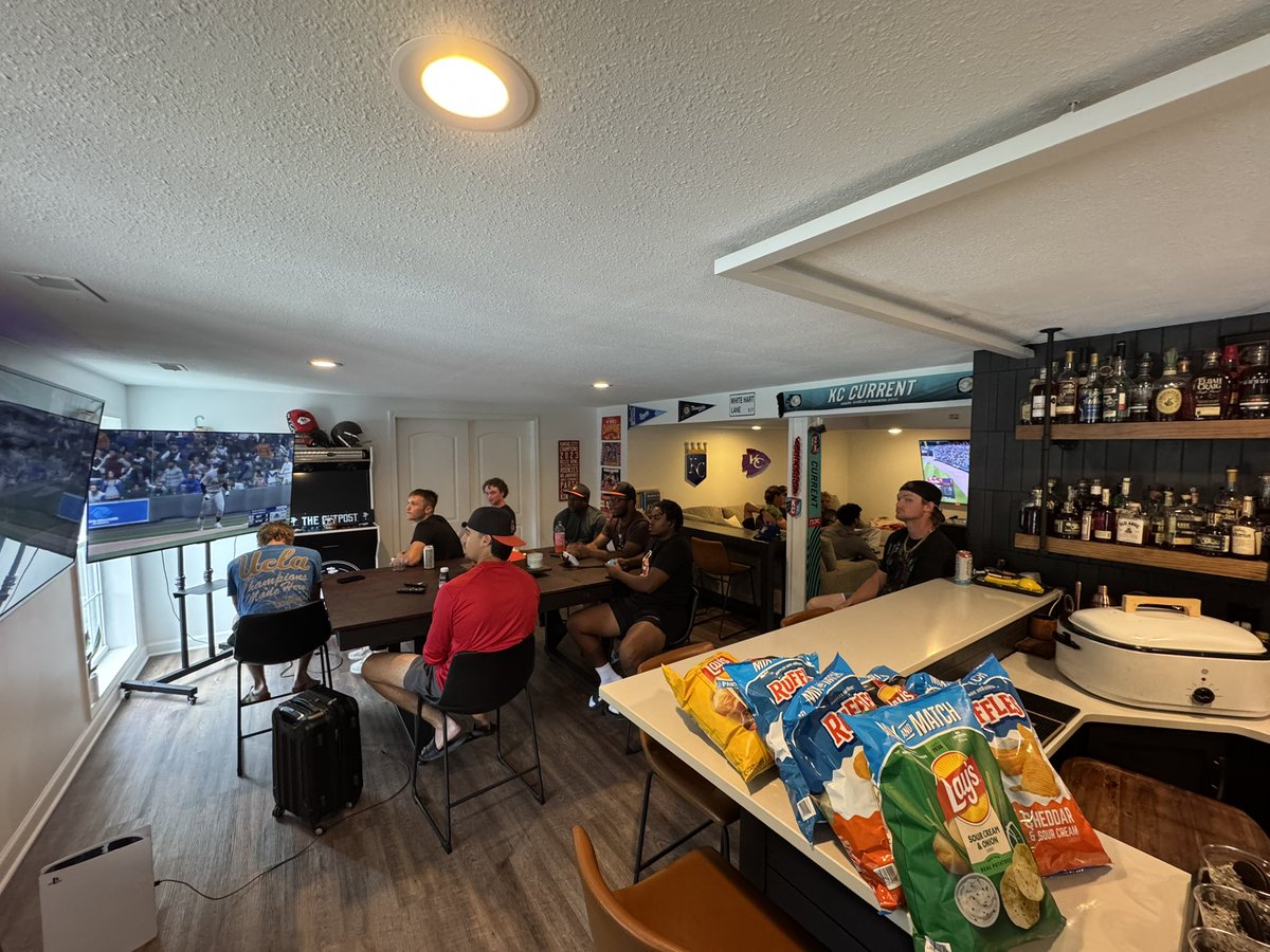 OctoBaseball's tweet photo. Huge thanks to the Perry’s for hosting us yesterday on our trip back from Chillicothe. Was a great time relaxing and bonding with one another away from the field! ☀️ @mrpaulperry @JoplinJailbirds https://t.co/1Rkcl3RHMs