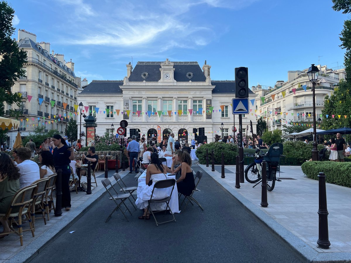 VilledeNeuilly's tweet photo. Retour sur le week-end  👇

Ce week-end a été particulièrement festif dans notre ville, qui a vibré au rythme de deux grands événements musicaux et conviviaux ! 

💠 Les festivités ont débuté samedi 20 juin avec l'événement "Dînons en musique" sur la place Parmentier entièrement piétonnisée pour l'occasion. Les habitants et visiteurs ont pu s'installer confortablement aux terrasses étendues des restaurateurs ou sur les tables installées par la Ville, tout en profitant d'un dîner animé par une scène bossa nova et jazz. 

💠 La célébration s'est ensuite poursuivie le dimanche 21 juin avec la Fête de la musique, qui a rassemblé le public sur le parvis de l'Hôtel de ville autour d'un concert variétés-pop pour clore ce week-end chaleureux en beauté ! 

💠Face aux fortes températures, le Maire @JCFromantin, les élus et les services municipaux sont restés pleinement mobilisés tout au long du week-end afin de rappeler les consignes de prévention et de veiller au bien-être de chacun.