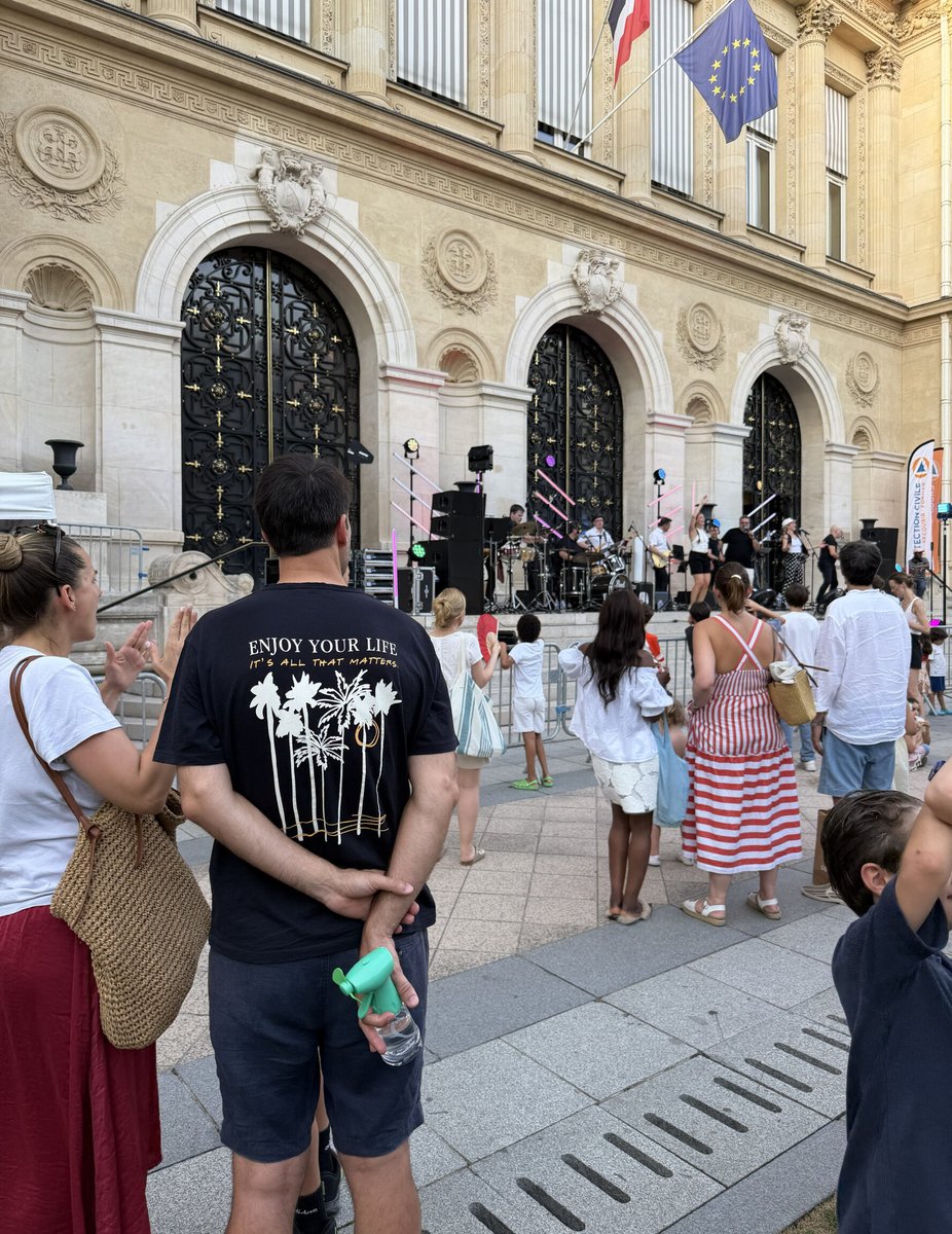 VilledeNeuilly's tweet photo. Retour sur le week-end  👇

Ce week-end a été particulièrement festif dans notre ville, qui a vibré au rythme de deux grands événements musicaux et conviviaux ! 

💠 Les festivités ont débuté samedi 20 juin avec l'événement "Dînons en musique" sur la place Parmentier entièrement piétonnisée pour l'occasion. Les habitants et visiteurs ont pu s'installer confortablement aux terrasses étendues des restaurateurs ou sur les tables installées par la Ville, tout en profitant d'un dîner animé par une scène bossa nova et jazz. 

💠 La célébration s'est ensuite poursuivie le dimanche 21 juin avec la Fête de la musique, qui a rassemblé le public sur le parvis de l'Hôtel de ville autour d'un concert variétés-pop pour clore ce week-end chaleureux en beauté ! 

💠Face aux fortes températures, le Maire @JCFromantin, les élus et les services municipaux sont restés pleinement mobilisés tout au long du week-end afin de rappeler les consignes de prévention et de veiller au bien-être de chacun.