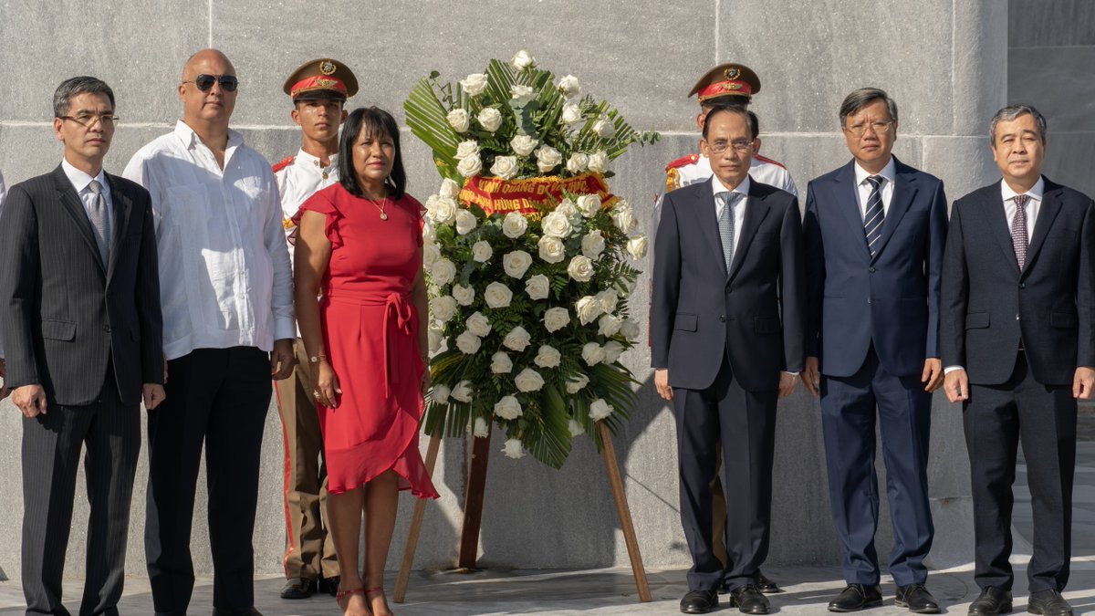 VilluendasHeidy's tweet photo. Canciller de Vietnam en Cuba, como Enviado Especial. @CubaMINREX ha dado cobertura a su agenda:

✅Encuentro con @BrunoRguezP 
✅Ofrenda floral a Martí
✅Visita al Parque Industrial ViMariel y al proyecto de producción de arroz en Los Palacios

🗣️"Vietnam no dejará sola a #Cuba" https://t.co/aHpF6HEj8H