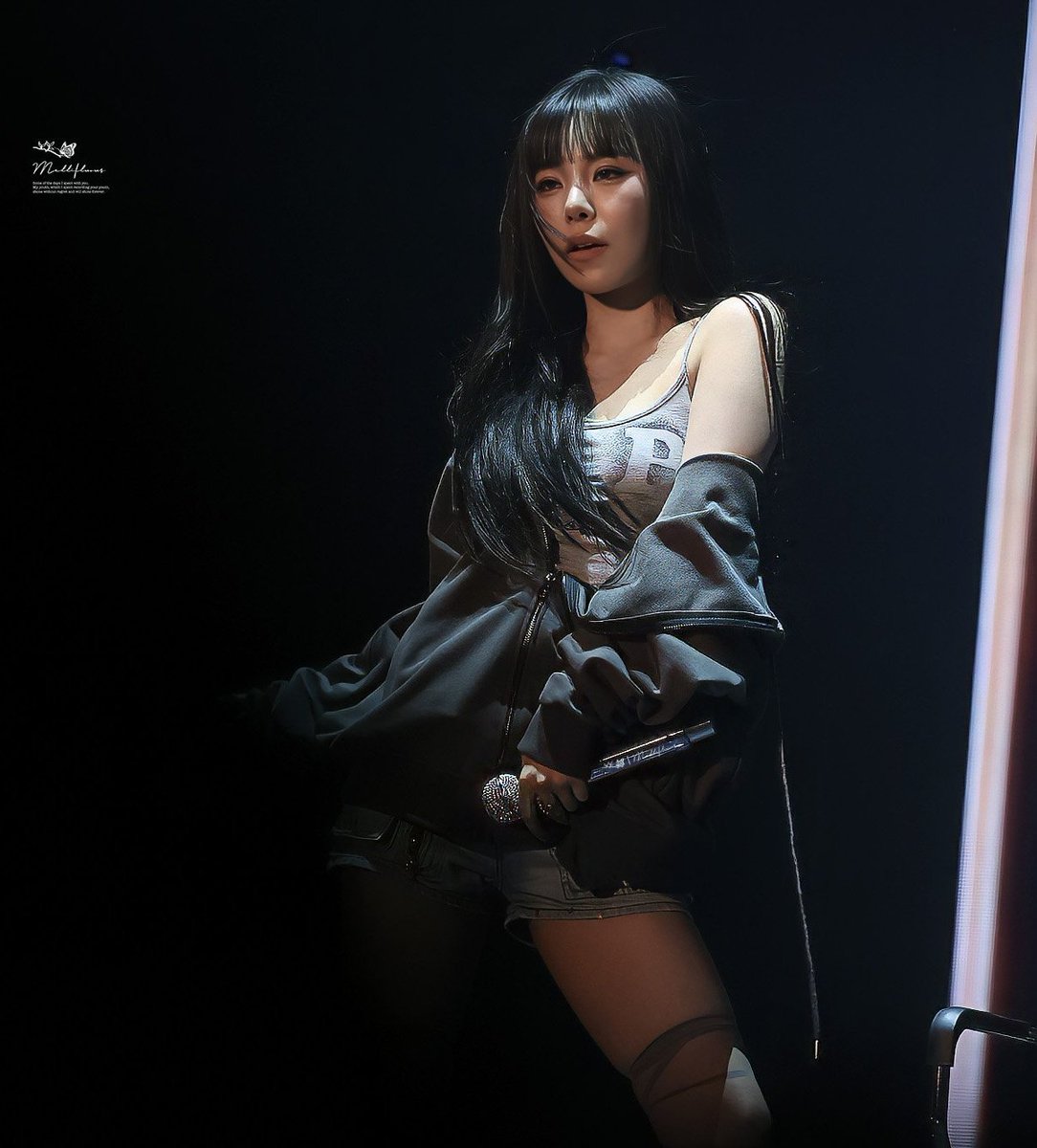 aestheticmoo19's tweet photo. JUNG mother wheein please 🥵 https://t.co/Vo6amlqNFS
