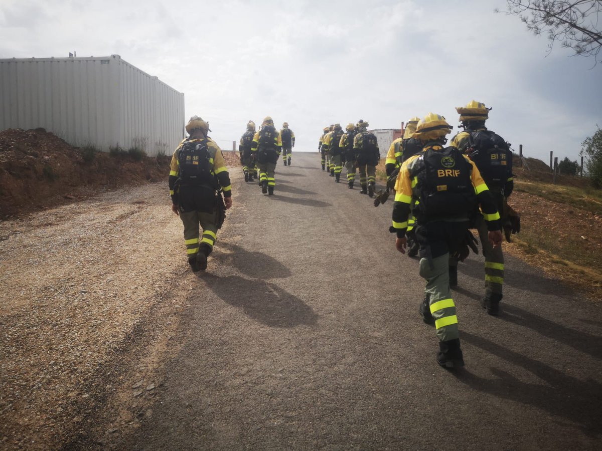 AT_Brif's tweet photo. 18:04📸El equipo @BrifLaza se dispone a embarcar desde su base de #Ourense para trabajar en incendio forestal en Cospeito #Lugo

Somos #BRIF de @mitecogob https://t.co/NjzuHF0Wp2