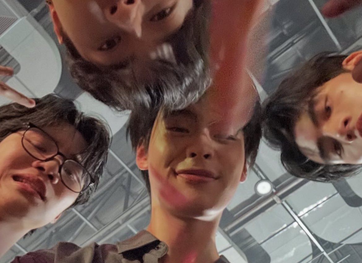 envii_uwu's tweet photo. จงภูมิใจเถอะที่เรามีวันนี้ได้ก็เพราะพวกเรายังอยู่ด้วยกันที่นี่เหมือนที่น้องบอก “ไปด้วยกันไปได้ไกล” เด็ก 2 คนที่แทบเข้าฉากร่วมกันนับครั้งได้แต่เคมีปีศาจจัดๆ ทุกคน ทปค. ร่วมด้วยช่วยกันชงจนนายทุนเห็นเอนเกจ เลือกน้องไปออกอีเว้นในฐานะงานเดี่ยวเชิงคู่ คนพี่ที่เรียนหนักมาก ตารางชีวิตแน่นสุดๆบางวันกลับถึงบ้านตี 2-3 แต่ก้เลือกที่จะเข้าค่ายมาอยู่ด้วยกัน คนน้องก็ appreciates พี่ทุกอย่าง ไม่เคยลืมที่จะเมนชั่นถึง ให้เครดิต ให้คำมั่นว่า “ถ้าพี่เชื่อมั่นในตัวผม ผมก็เชื่อมั่นในตัวพี่” เป็นโมเม้นที่โคตรมหัศจรรย์เลยอะ นี่อาจจะเมคเฟรนด์กับใครไม่เก่งในนี้ แต่อยากบอกทุกคนว่าภูมิใจมากๆที่มีทุกคนอยู่ ธีร์เวฟไปไหน พวกเราไปด้วยกันนะ 🥹💘 

#ธีร์เวฟ
#ท่านโปรดคลื่น
#theewave