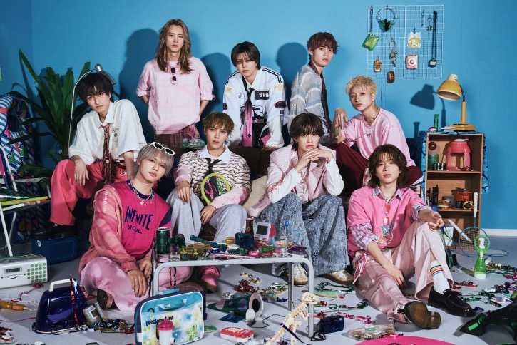 PopVerseMix's tweet photo. 💐BUDDiiSが描く“伝説の男”とは？ 本当に強い人の条件🔥

恋に負けない男になりたい。

そんな誰もが一度は抱いた憧れを、BUDDiiSが全力でエンタメにした✨

新曲「キミは都市伝説」のMVでは、“どんな恋にも打ち勝つ伝説の男”を目指して奮闘するメンバーたちの姿がコミカルに描かれている🎬💖

でも注目したいのは、その必死さ。

完璧だからモテるんじゃない。
努力して、転んで、それでも前を向くから応援したくなる👏

仲の良さ、明るさ、全力感。
BUDDiiSの魅力は、キラキラしたパフォーマンスだけじゃなく、人柄が自然と伝わってくるところかもしれない🌈

https://t.co/to1IikmJoK

#BUDDiiS
#キミは都市伝説
#EBiDAN
#ボーイズグループ
#MV公開
#ポプバ