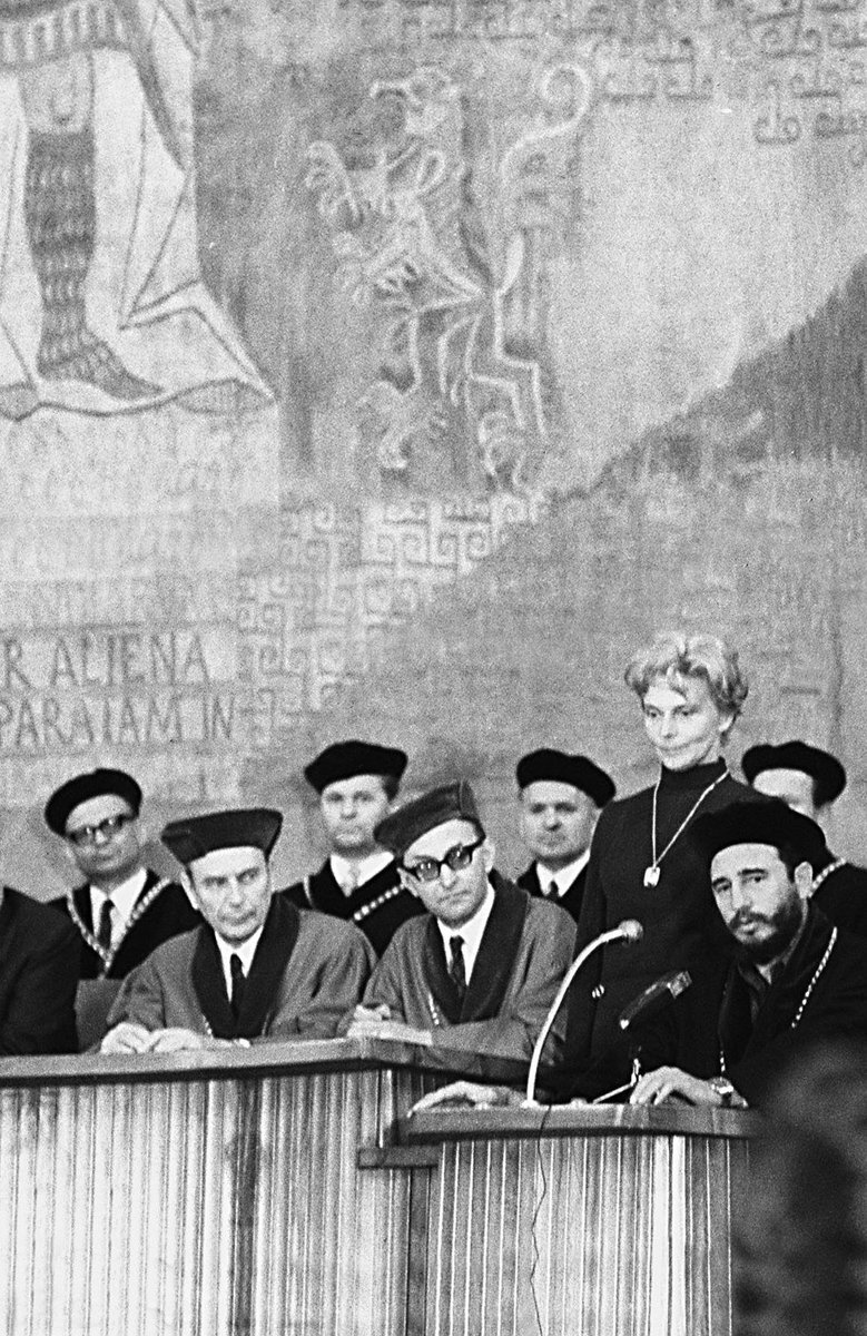CCopextel's tweet photo. 💚 Fidel recibe el título Doctor Honoris Causa 🎖 en Ciencias Jurídicas 👨🏻⚖️ de la Universidad de Carolina de Praga, Checoslovaquia, el 22 de junio de 1972.
#centenario de nuestro Comandante
#Copextel https://t.co/K8PoHB9EGA