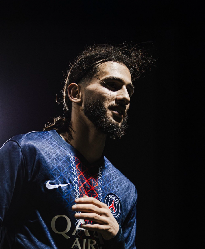 lnstantFoot's tweet photo. 🚨 𝗜𝗟𝗬𝗘𝗦 𝗛𝗢𝗨𝗦𝗡𝗜 𝗤𝗨𝗜𝗧𝗧𝗘 𝗟𝗘 𝗣𝗦𝗚 𝗘𝗧 𝗩𝗔 𝗥𝗘𝗝𝗢𝗜𝗡𝗗𝗥𝗘 𝗟’𝗔𝗦 𝗡𝗔𝗡𝗖𝗬 !

En fin de contrat avec le club parisien, le jeune attaquant français va poursuivre sa carrière du côté de Nancy. ✍️

Un nouveau départ pour tenter de relancer sa progression. 👀

(@footmercato)