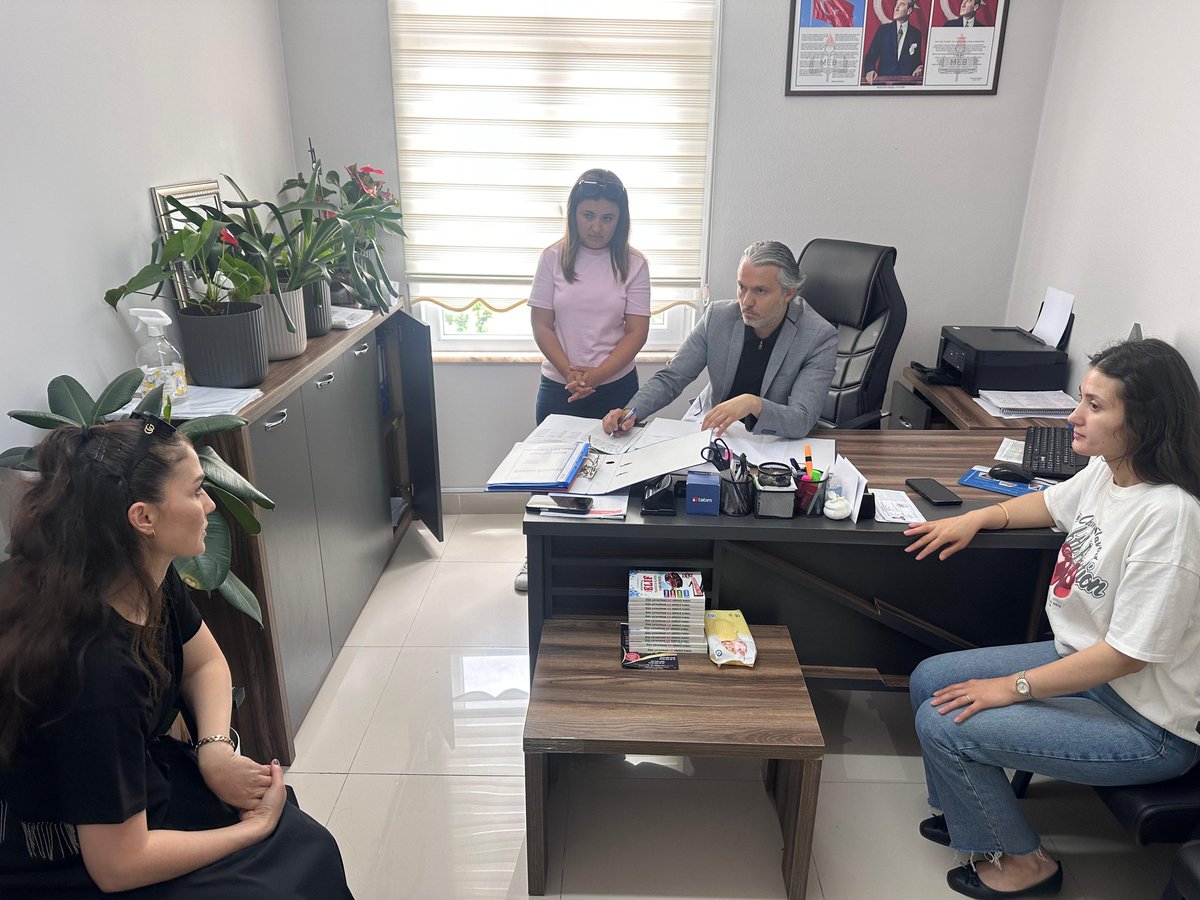CatalpinarMem's tweet photo. SÜRÜCÜ KURSLARINDA EĞİTİM VE HİZMET SÜREÇLERİ DEĞERLENDİRİLDİ

Milli Eğitim Müdürümüz Sayın Hasan Acu, Şube Müdürlerimiz Sayın Muhammet Ancaza ve Sayın Hatice Timurturkan ile birlikte ilçemizde faaliyet gösteren sürücü kursunda ziyaret ve denetim gerçekleştirdi.

Ziyaret kapsamında kurumun eğitim faaliyetleri, kursiyer süreçleri ve yürütülen çalışmalar yerinde incelenerek yetkililerden bilgi alındı. Karşılıklı görüş alışverişinin gerçekleştirildiği ziyarette, eğitim hizmetlerinin niteliğinin artırılmasına yönelik değerlendirmelerde bulunuldu.

#EğitimdeMarkaŞehirÇatalpınar