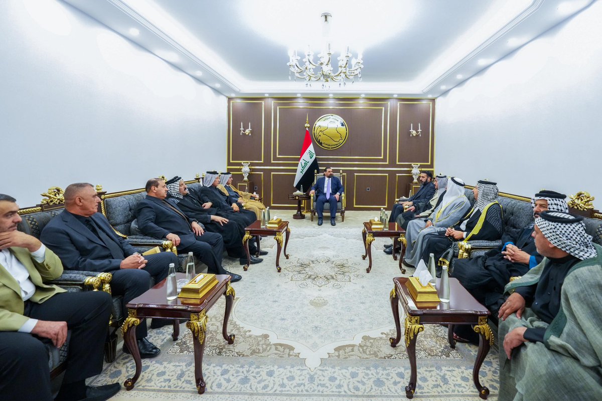 mediaofspeaker's tweet photo. رئيس مجلس النواب يستقبل وفدا من الجمعيات الفلاحية وتنسيقية المتظاهرين

استقبل رئيس مجلس النواب السيد هيبت الحلبوسي، اليوم الاثنين، وفداً من الجمعيَّات الفلاحية وتنسيقية المتظاهرين لمناقشة واقع القطاع الزراعي.

وجرى، خلال اللقاء، الاستماع إلى مطالب الفلاحين وأبرز التحدِّيات التي تواجههم، إلى جانب مناقشة عددٍ من المقترحات والحلول الكفيلة بدعم الفلاحين وتطوير واقع الإنتاج الزراعي.

وأكد السيد رئيس مجلس النواب دعمَه للمطالب المشروعة للفلاحين، مشيراً إلى أهمية هذا القطاع ودوره الاقتصادي، مؤكداً متابعة هذه المطالب مع الوزارات والجهات المعنيَّة لإيجاد المعالجات المناسبة لها.