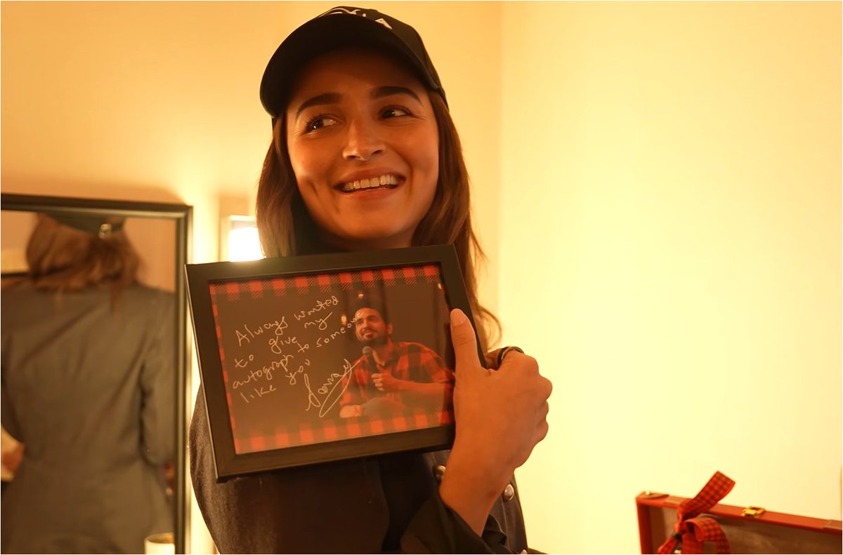 Hanjigill's tweet photo. Wow what an amazing gift to Alia Bhat by Samay Raina 😂😅 #samayraina https://t.co/LZ3srn7rIm