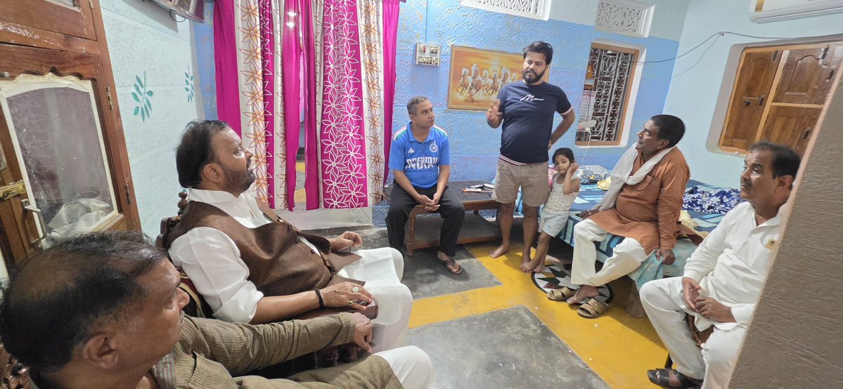 opsinghofficial's tweet photo. जमानिया विधानसभा अंतर्गत गहमर गांव में श्री बलवंत सिंह जी, श्री हरिओम सिंह जी, श्री मृत्युंजय सिंह जी, श्री रविंद्र सिंह जी एवं श्री सतेंद्र सिंह जी के यहां दुख में शामिल होकर अपनी शोक संवेदना व्यक्त किया https://t.co/v9MIzKvfhI