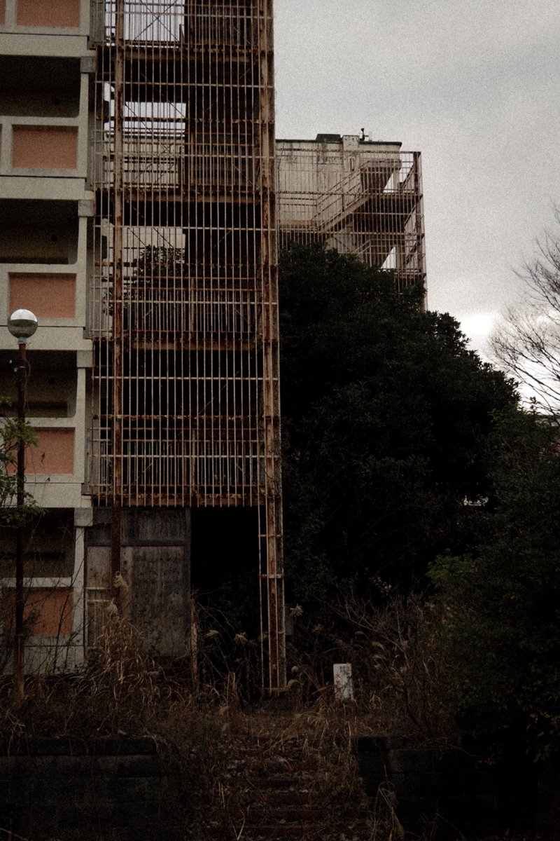Dead_Sect1on's tweet photo. @bozu_108 つくば駅から歩いて直ぐに廃マンションがあって地味に怖い https://t.co/imMi7UZQCR