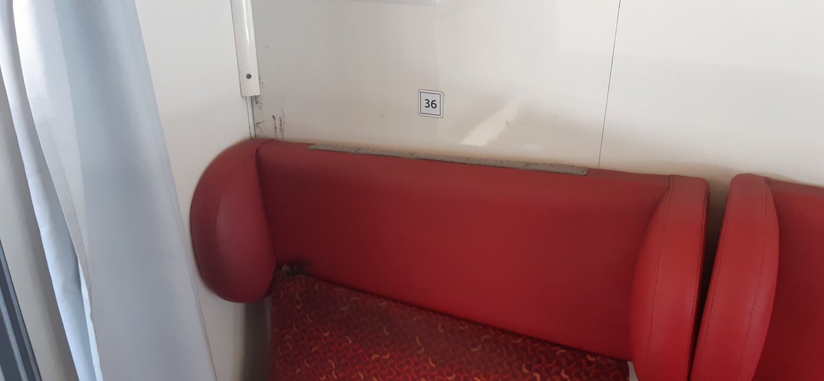 petrsonPL's tweet photo. Cestování vlakem R 626 dopravce @ceskedrahy_ z Českých Budějovic je zážitek.  Ve vlaku asi 80 stupňů,  bordel, udávané opěrky hlavy https://t.co/298sdaEH25