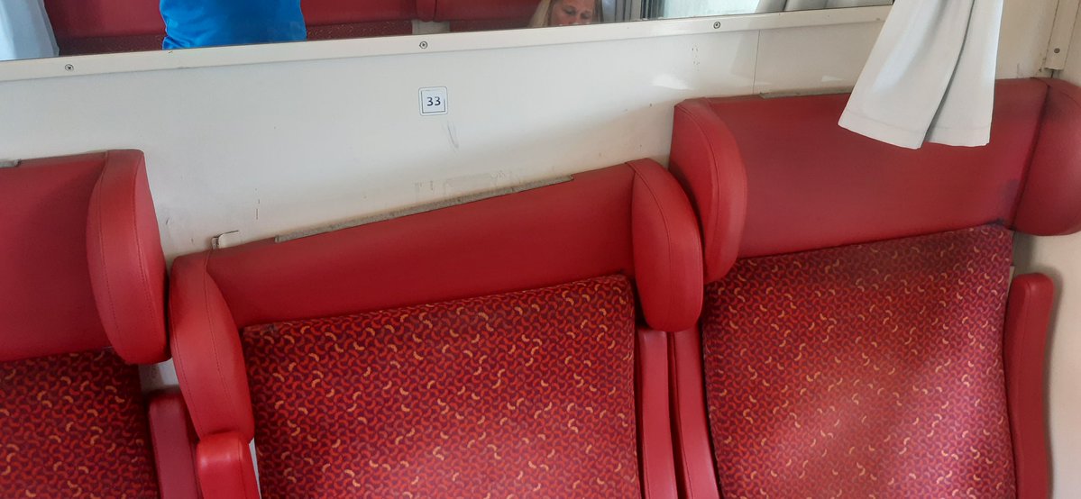 petrsonPL's tweet photo. Cestování vlakem R 626 dopravce @ceskedrahy_ z Českých Budějovic je zážitek.  Ve vlaku asi 80 stupňů,  bordel, udávané opěrky hlavy https://t.co/298sdaEH25