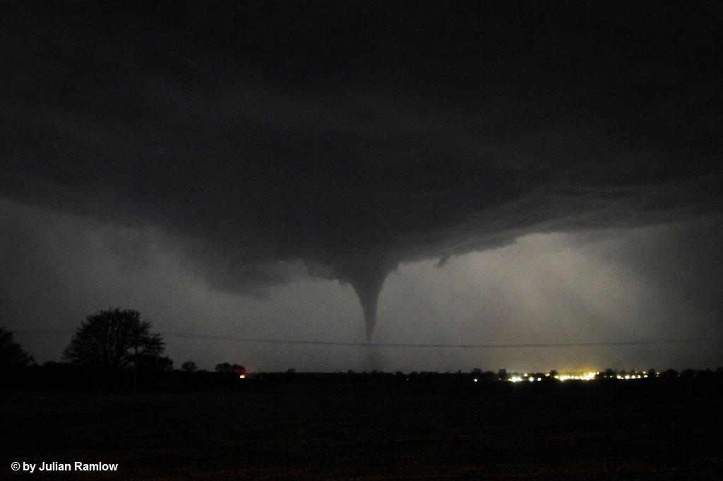 PavanFederico00's tweet photo. Meanwhile, this rather photogenic nighttime tornado in NW Germany has been confirmed (IF1.5 from the night between June 19 and 20) https://t.co/QYOj0xkPLD