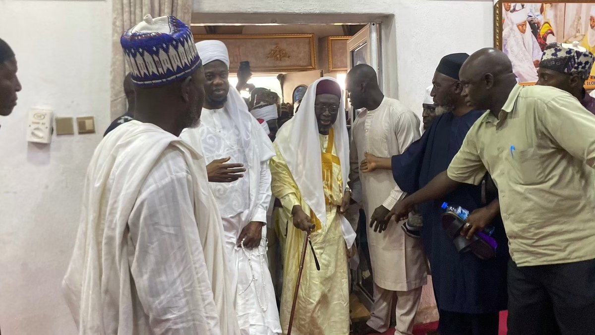 Abdulofkwara's tweet photo. Maolana Sheikh Prof Sharafudeen Sa’adudeen Ajara (R.T.A) led the entire Tijaniyyah of Kwara State to the Emir’s Palace, Ilorin, to extend heartfelt congratulations on the appointment of Sheikh Muhammad Bashir Dasuki (R.T.A) as the 13th Chief Imam of Ilorin and the official presentation of Fadilat Sheikh Sulyman Uthman Tijani Erubu (R.T.A) as the newly appointed Khalifah of Tijaniyyah in Kwara State.