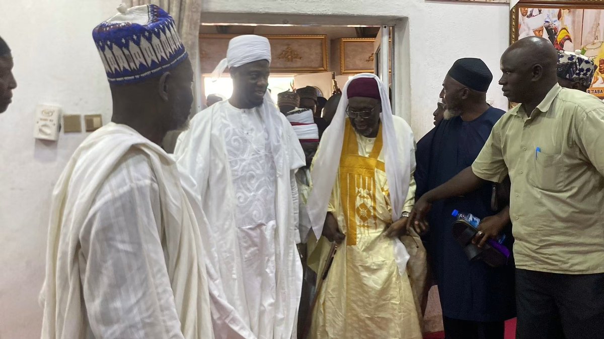 Abdulofkwara's tweet photo. Maolana Sheikh Prof Sharafudeen Sa’adudeen Ajara (R.T.A) led the entire Tijaniyyah of Kwara State to the Emir’s Palace, Ilorin, to extend heartfelt congratulations on the appointment of Sheikh Muhammad Bashir Dasuki (R.T.A) as the 13th Chief Imam of Ilorin and the official presentation of Fadilat Sheikh Sulyman Uthman Tijani Erubu (R.T.A) as the newly appointed Khalifah of Tijaniyyah in Kwara State.