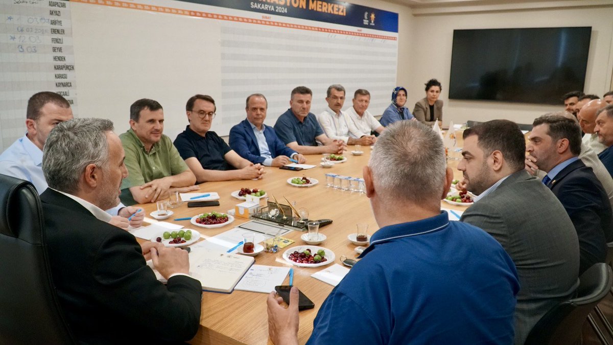 AKPartiSakarya's tweet photo. AK Parti Sakarya İl Yürütme Kurulu Toplantısı, İl Başkanımız Sayın Yunus Tever başkanlığında gerçekleşti.
 
Umudun, İcraatin ve Geleceğin Adı; AK Parti! https://t.co/RTrzx4CAuQ