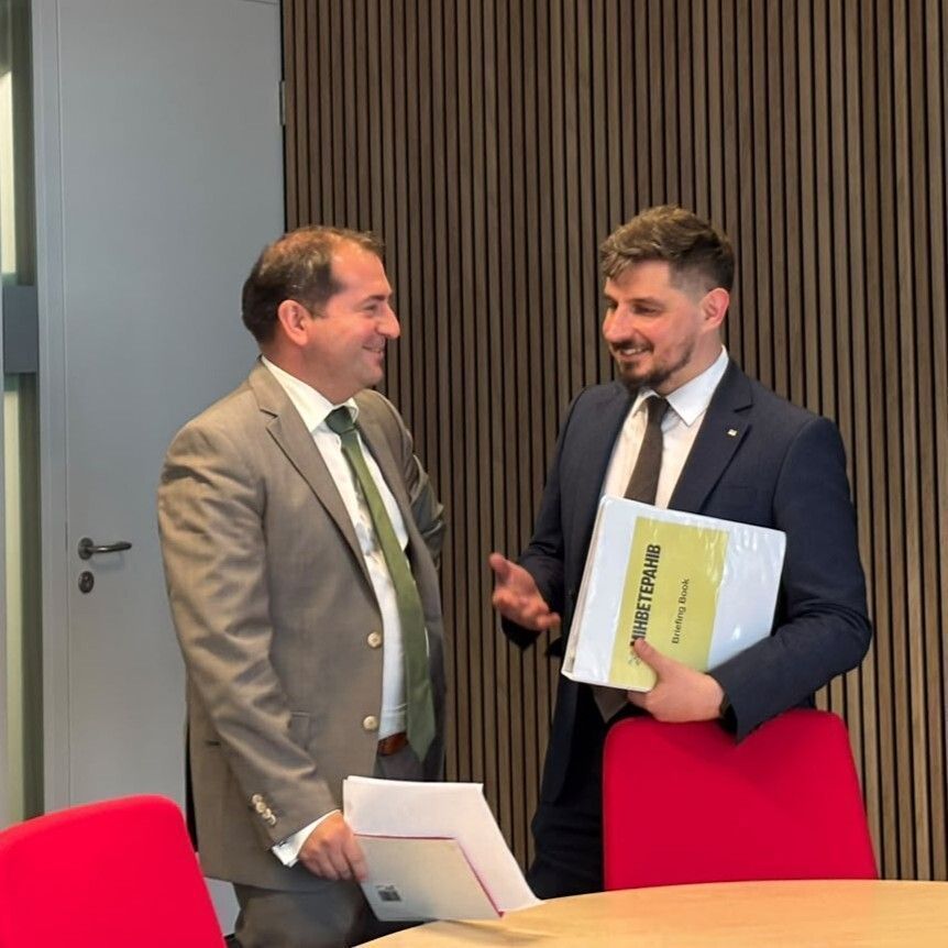 o_shym's tweet photo. Where does veterans policy sit in Ukraine's path into the EU? It can't be an afterthought. Spoke to @ungur_calin (@eu_eeas) — clear that Ukraine's vets bring unique experience the EU will value. @EU_Commission https://t.co/5kg2M7kr3I