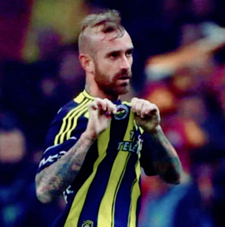 KaptanGalip's tweet photo. Raul MEİRELES..

22 yıldır FUTBOL  oynuyorum;
• PORTO, 
• LİVERPOOL, 
• CHELSEA 
Gibi Takımlarda oynadım, PORTEKİZ  Milli Takımı da dahil olmak üzere 1000'in üzerinde Maça çıktım... 

Büyüklük isimde sanırdım, 
'İyi Para Veren Kulüp Büyüktür..' 
diye düşünürdüm hep... 

Bir Takımda oynuyorsan eğer ister istemez o Takımı seversin ve onun gazıyla oynarsın sahada... 

Fakat FENERBAHÇELİLİK apayrı bir şeymiş, bunu tam anlamıyla anladım. 

Eğer bir Takımı Ülkesinde hiç bir Takım sindiremiyor ise, O Takım EN  BÜYÜK Takımdır  Bence.. 

Sanırım 90 Milyon Nüfusu Var TÜRKİYE'nin;
- FENERBAHÇE Taraftarları hariç, 
- Türkiye'de Bütün İnsanlar FENERBAHÇE Düşmanı Gibi Davranıyor... 
- Bazıları Benim O Armayı öpmemde art niyet aradılar. 
Şöyle söyleyebilirim; 
"Ben Hayatım boyunca o samimiyetle; 
. Bir ANNEMİ, 
. Bir BABAMI, 
. Bir EŞİMİ, 
. Bir KIZIMI,
. Bir de FENERBAHÇE  ARMASINI
Öptüm...

Şimdi diyorum ki kendi kendime;
"Aferin Raul, iyi ki FENERBAHÇE Futbol Takımını tercih etmişsin.."

Tüm Futbolcu Arkadaşlara Sesleniyorum; 
"Eğer Size Teklif gelirse, 
hiç düşünmeyin, hemen FENERBAHÇELİ olun. Futbolculuğu ve Aşkı aynı anda yaşayacaksınız..."

Sevgilerimle,

Raul MEIRELES
Portekizli Futbolcu..