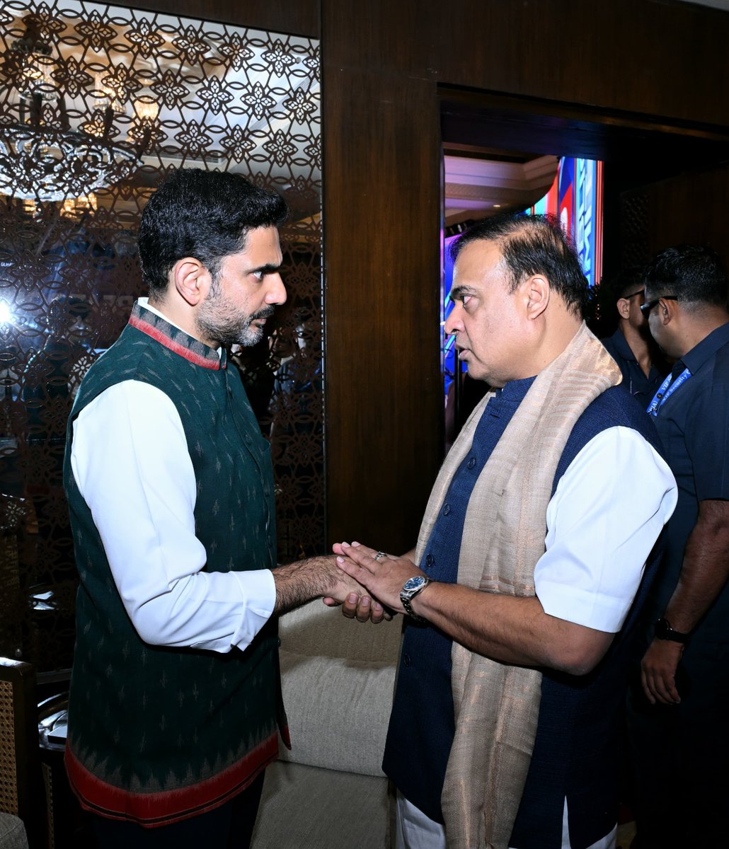 JaiTDP's tweet photo. న్యూఢిల్లీలో ఏపీ విద్యా, ఐటీ శాఖల మంత్రి నారా లోకేష్‌ను మర్యాదపూర్వకంగా కలిసిన అసోం సీఎం హిమంత్ బిశ్వ శర్మ.
#NaraLokesh https://t.co/rFW9EjHcJp