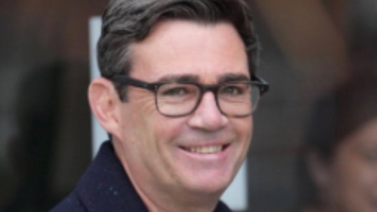 _AmaraL577's tweet photo. The despised K€ir St@rm€r has resigned, he is gone.
It’s time for Andy Burnh@m to be the human shield for the totalitarian policies of the New World Order.
‘Meet the new boss, same as the old boss’
This is not the time to break open the champagne.
#AntiWEF #ExitWHO   @ABridgen https://t.co/yEPluXYZAD