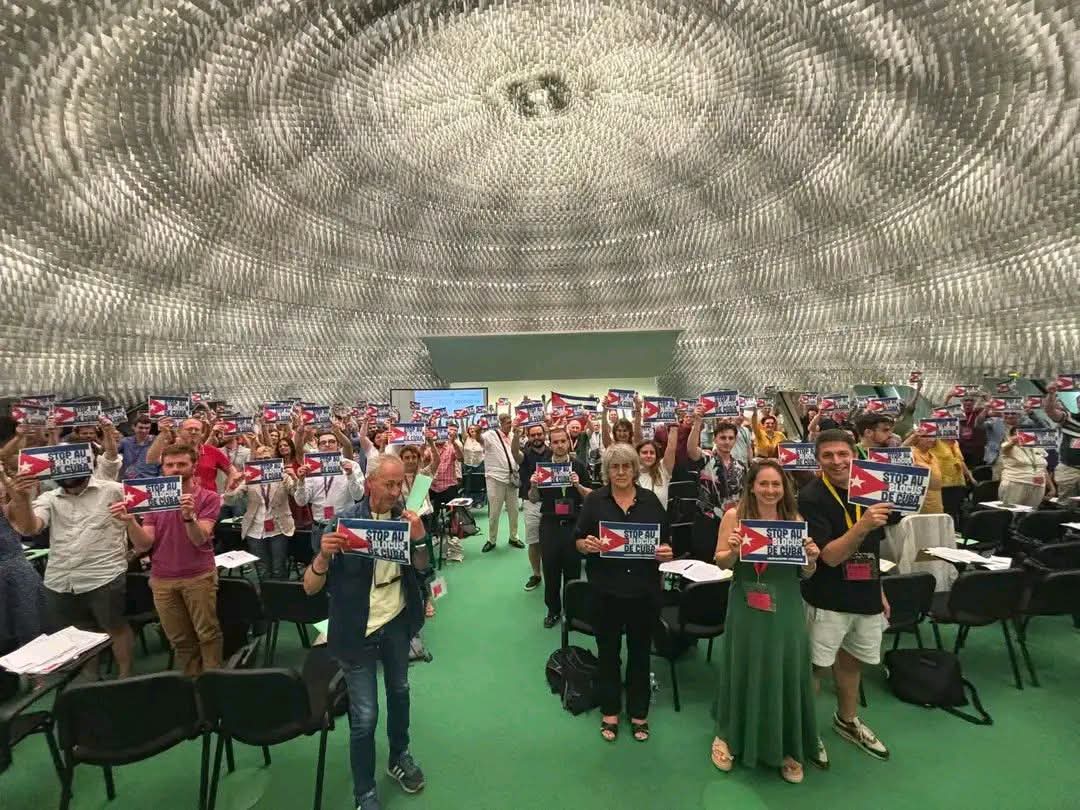 PartidoPCC's tweet photo. Desde la imponente cúpula del Espacio Niemeyer, los compañeros del Partido Comunista Francés (PCF) en París reafirmaron su apoyo inquebrantable a Cuba durante el congreso del partido en la capital francesa.

Gracias por seguir demostrando que Cuba no está sola y que puede contar con amigos sinceros que defienden su soberanía, su derecho a la autodeterminación y la heroica resistencia de su pueblo frente a una agresión sin precedentes y al bloqueo impuesto por Estados Unidos durante décadas.

Su solidaridad y compromiso son fuente de aliento y esperanza.

Con información de la Embajada de la República de Cuba en Francia 

#CubaNoEstáSola