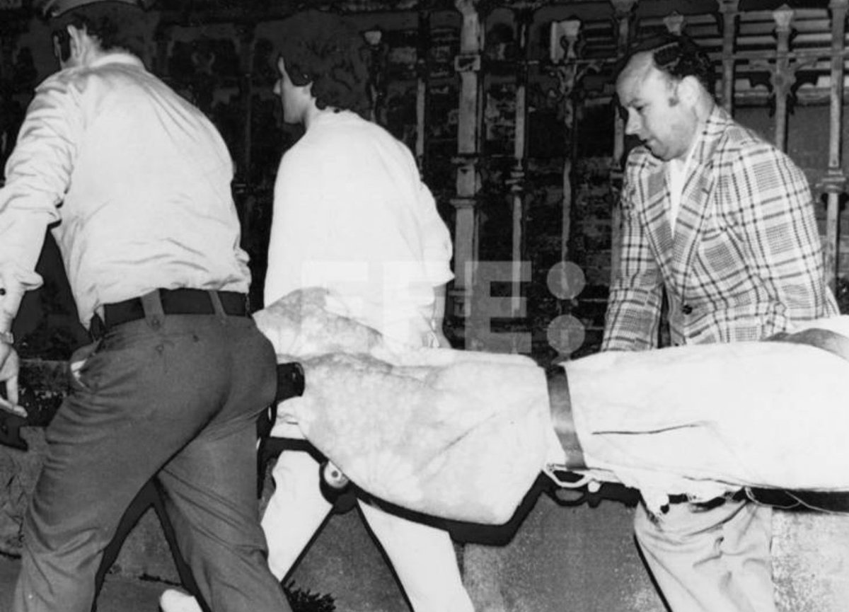 CarlosDeUrrecha's tweet photo. "Estaba en una bolsa con los brazos atados a la espalda, los ojos vendados y un tiro en la cabeza"
D. Javier de Ybarra y Bergé, 10 hijos, secuestrado y asesinado en Barazar por los cobardes de ETA

"Perdió 22kg y tenía las paredes intestinales pegadas"
https://t.co/BCu18TP4Bd https://t.co/uHwvi4JFRq