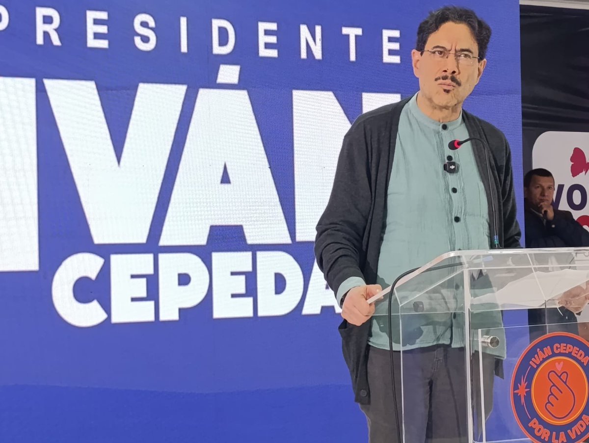 RicardoGonDuq's tweet photo. El candidato @IvanCepedaCast reveló que presentaron 57.189 reclamaciones a las elecciones de ayer: esas no son “patadas de ahogado” ni un atentado contra la democracia, son mecanismos establecidos en la ley justamente para cuidar el voto y defender la voluntad popular.

Es cierto que, históricamente, en elecciones presidenciales no ha habido cambios de más del 0.1% entre el preconteo y el escrutinio (en este caso serían solo unos 25.000 votos) sin embargo, para tranquilidad de todos los colombianos es importante que se resuelvan estos reclamos en el escrutinio nacional que deberá hacerse durante esta semana.

Lo democrático es aceptar el preconteo de ayer y hacer un llamado a la calma y a la tranquilidad como hizo ayer y esta mañana el candidato del Pacto Histórico, pero también sería valioso que se esperara a la declaración final de la elección que hace el CNE, para dar un ganador. 

Me pregunto, ¿si los resultados hubieran sido opuestos, los medios corporativos estarían señalando a Cepeda como “presidente electo” o estarían esperando que se terminara el escrutinio?