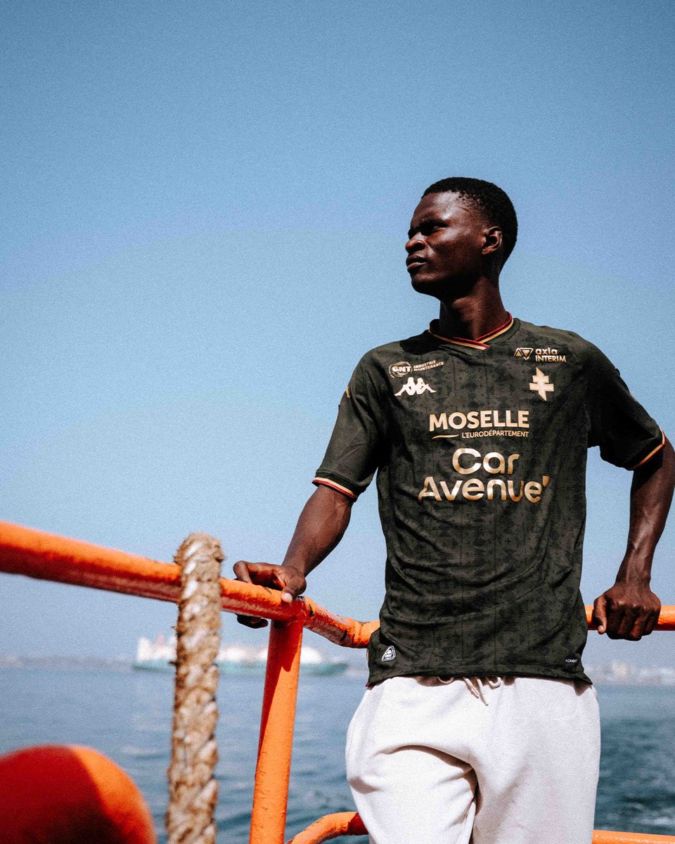 FCMetz's tweet photo. 𝗟𝗲𝘀 𝗺𝗲̂𝗺𝗲𝘀 𝘃𝗮𝗹𝗲𝘂𝗿𝘀, 𝗮𝘂-𝗱𝗲𝗹𝗮̀ 𝗱𝗲𝘀 𝗳𝗿𝗼𝗻𝘁𝗶𝗲̀𝗿𝗲𝘀 

FC Metz. THIRD. 2026/2027. 
— 
𝗧𝗵𝗲 𝘀𝗮𝗺𝗲 𝘃𝗮𝗹𝘂𝗲𝘀, 𝗯𝗲𝘆𝗼𝗻𝗱 𝗯𝗼𝗿𝗱𝗲𝗿𝘀

FC Metz. THIRD. 2026/2027.