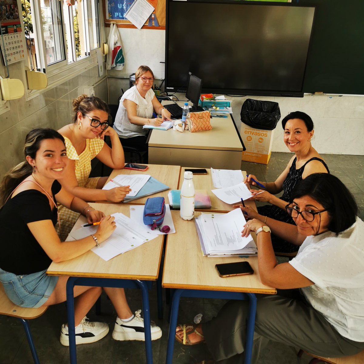 utilapd's tweet photo. Docents de FEP Mare de Déu de la Salut, treballant  en equips transversals, reflexionant conjuntament sobre la seva pràctica pedagògica i arribant a acords potents. Enfortint el projecte educatiu. Quin plaer, acompanyar-vos! @FEPmds + @escolesFEP + @utilapd https://t.co/qYeHC9k1ju