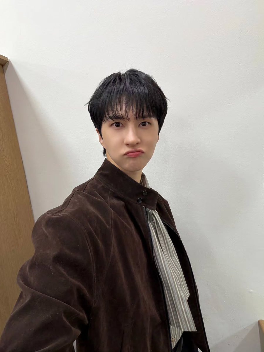 _haneulneco's tweet photo. 「死んだ詩人の社会」の練習の合間にたびたびの地方でのお仕事、お疲れ様です🤗
これからは暑さにも気をつけてください💛(3/3)
#켄 #이재환 #DIMF https://t.co/0d1m7s4Etf