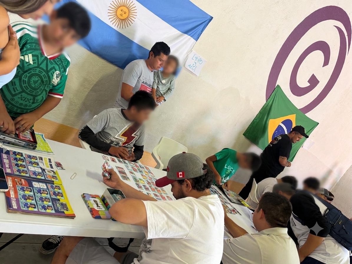SedeaQro's tweet photo. El Mundial nos une en Amealco de Bonfil! 
Vivimos una gran jornada de convivencia con un intercambio de estampas mundialistas. El gobernador @makugo, sigue impulsa espacios para fomentar la unión familiar, fortaleciendo los lazos de las comunidades. #AquíContigo https://t.co/M5d9qIJfWc