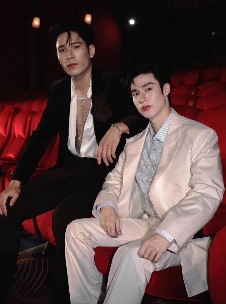 bibingnini's tweet photo. แล้วน้าบอยมัวทำอะไรอยู่ทำไมยังไม่ทำ “กูกับพี่มึง มึงกับน้องกูใช่มั้ย” ออริจินอลมันบทช่องเราอยู่แล้วอะน้าเอาหน่อยเว้ยสาววายแตกระเบิดตู้มมม เรตติ้งแตะ2.8อะ https://t.co/WE0UZKSTyI