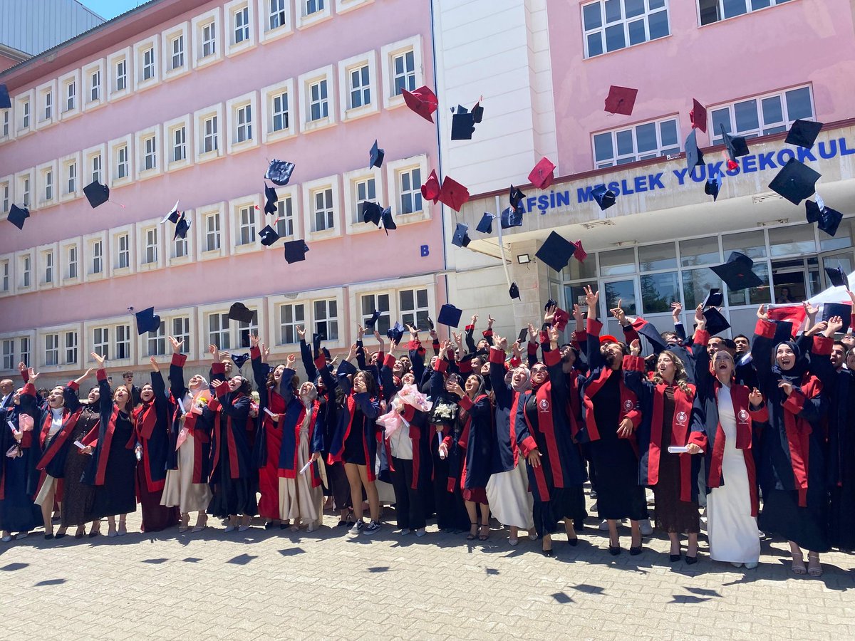 afsnkym's tweet photo. KSÜ Afşin Meslek Yüksekokulu'nda Mezuniyet Coşkusu

📌Kahramanmaraş Sütçü İmam Üniversitesi Afşin Meslek Yüksekokulu'nun 2025–2026 Eğitim Öğretim Yılı Mezuniyet Töreni, Aşık Mahzuni Şerif Yerleşkesinde gerçekleştirildi.🎓🇹🇷 https://t.co/ToyrQ5tnJM