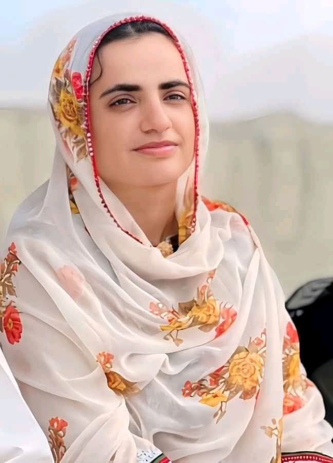 Ishan4792's tweet photo. بلوچ یکجہتی کمیٹی کی قائد اور پُرامن سیاست کی داغی ماہ رنگ کو عدالت کی جانب سے عمر قید کی سزا سنانا افسوناک اور ریاست کے ڈھانچے کے اندر پُرامن سیاست پر یقین رکھنے والے لوگوں کے چہروں پر طمانچہ ہے۔ جب آپ پُرامن سیاست کے دروازے نوجوانوں پر بند کردینگے تو پھر وہ بندوق ہی اٹھائیں گے۔ https://t.co/LtE6lzEHfJ