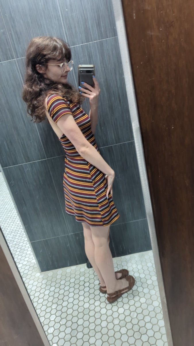 muimbel's tweet photo. Looking back on pics to remind myself that I DO actually like having long hair, even though it's such a pain lol https://t.co/K5T5SaW7eu